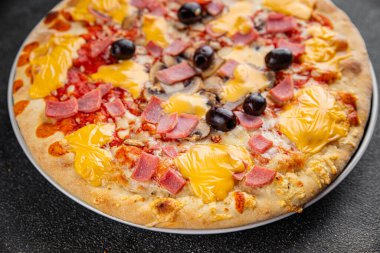 Pizza jambonu, mantarlar, zeytinler, peynir aperatifler sebze tabağı taze gurme yemek arkaplanı masa rustik gıda üst görünümü kopya alanı