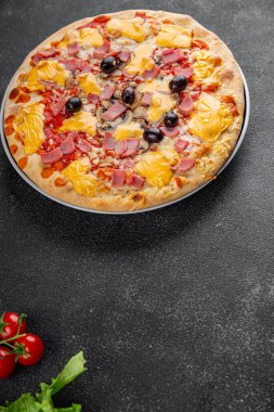 Pizza jambonu, mantarlar, zeytinler, peynir aperatifler sebze tabağı taze gurme yemek arkaplanı masa rustik gıda üst görünümü kopya alanı