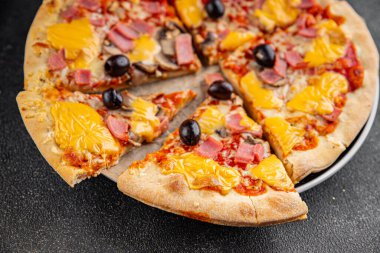 Pizza jambonu, mantarlar, zeytinler, peynir aperatifler sebze tabağı taze gurme yemek arkaplanı masa rustik gıda üst görünümü kopya alanı