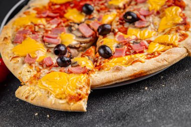 Pizza jambonu, mantarlar, zeytinler, peynir aperatifler sebze tabağı taze gurme yemek arkaplanı masa rustik gıda üst görünümü kopya alanı