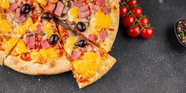 Pizza jambonu, mantarlar, zeytinler, peynir aperatifler sebze tabağı taze gurme yemek arkaplanı masa rustik gıda üst görünümü kopya alanı