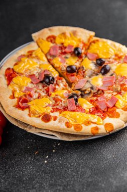 Pizza jambonu, mantarlar, zeytinler, peynir aperatifler sebze tabağı taze gurme yemek arkaplanı masa rustik gıda üst görünümü kopya alanı