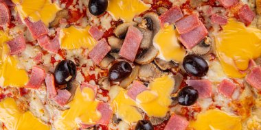 Pizza jambonu, mantarlar, zeytinler, peynir aperatifler sebze tabağı taze gurme yemek arkaplanı masa rustik gıda üst görünümü kopya alanı