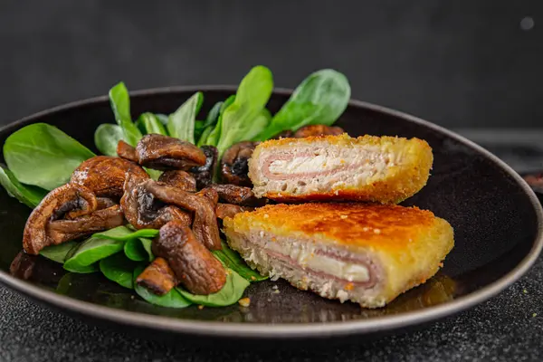 Pirzola, tavuk, jambon, peynir aperatifi sofrada taze gurme yemek arkaplanı rustik yiyecekler üst manzara fotokopi alanı