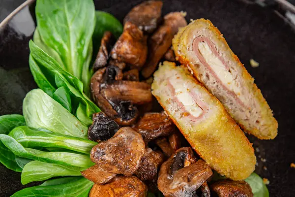 Pirzola, tavuk, jambon, peynir aperatifi sofrada taze gurme yemek arkaplanı rustik yiyecekler üst manzara fotokopi alanı