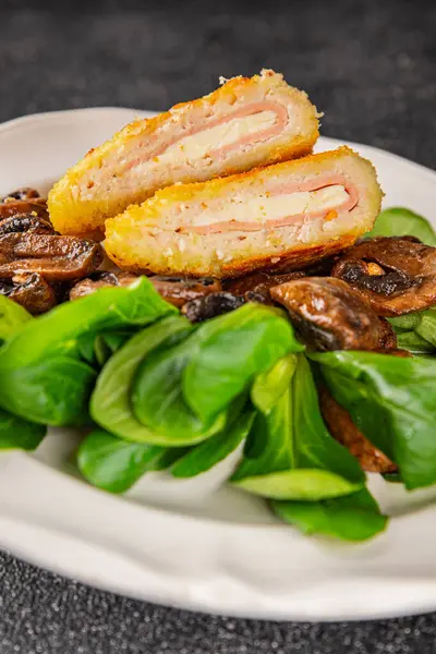 Pirzola, tavuk, jambon, peynir aperatifi sofrada taze gurme yemek arkaplanı rustik yiyecekler üst manzara fotokopi alanı