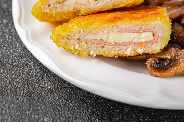 Pirzola, tavuk, jambon, peynir aperatifi sofrada taze gurme yemek arkaplanı rustik yiyecekler üst manzara fotokopi alanı