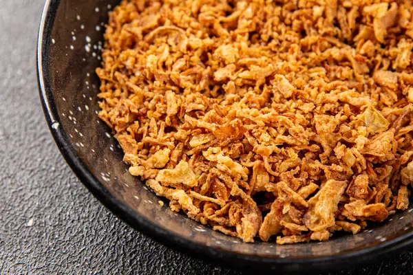 Kızarmış soğan çıtır soğan aperatif sebzeler taze lezzetli gurme yemek arkaplanı masa rustik gıda üst görünümü fotokopi alanı 