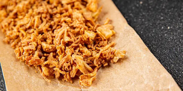 Kızarmış soğan çıtır soğan aperatif sebzeler taze lezzetli gurme yemek arkaplanı masa rustik gıda üst görünümü fotokopi alanı 