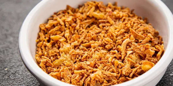 Kızarmış soğan çıtır soğan aperatif sebzeler taze lezzetli gurme yemek arkaplanı masa rustik gıda üst görünümü fotokopi alanı 