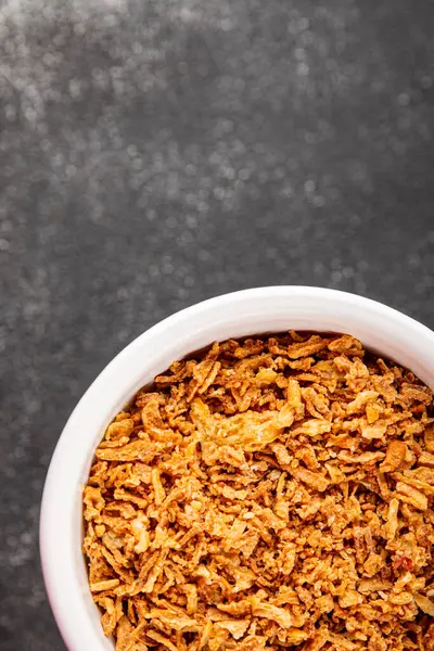 Kızarmış soğan çıtır soğan aperatif sebzeler taze lezzetli gurme yemek arkaplanı masa rustik gıda üst görünümü fotokopi alanı 