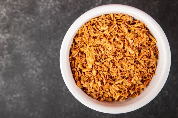 Kızarmış soğan çıtır soğan aperatif sebzeler taze lezzetli gurme yemek arkaplanı masa rustik gıda üst görünümü fotokopi alanı 