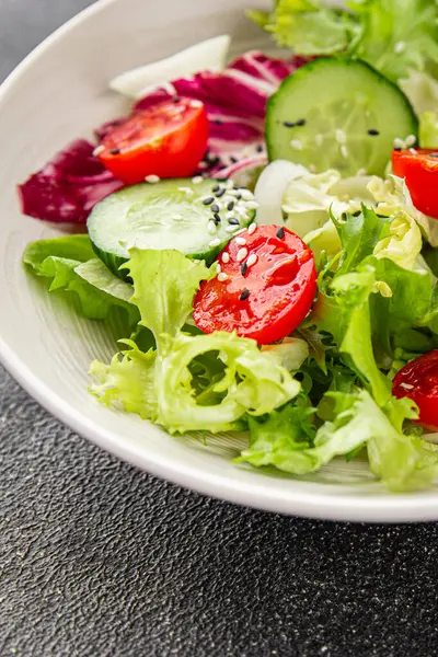 Sebzeli salata, domates, salatalık, marul, yeşil yaprak, marul, soğan mezesi sebze, taze gurme yemek arka plan kırsal gıda üst görünüm fotokopi alanı 