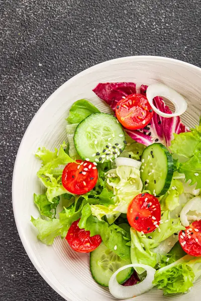 Sebzeli salata, domates, salatalık, marul, yeşil yaprak, marul, soğan mezesi sebze, taze gurme yemek arka plan kırsal gıda üst görünüm fotokopi alanı 