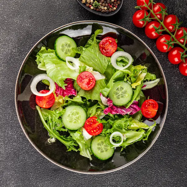 Sebzeli salata, domates, salatalık, marul, yeşil yaprak, marul, soğan mezesi sebze, taze gurme yemek arka plan kırsal gıda üst görünüm fotokopi alanı 