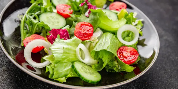 Sebzeli salata, domates, salatalık, marul, yeşil yaprak, marul, soğan mezesi sebze, taze gurme yemek arka plan kırsal gıda üst görünüm fotokopi alanı 