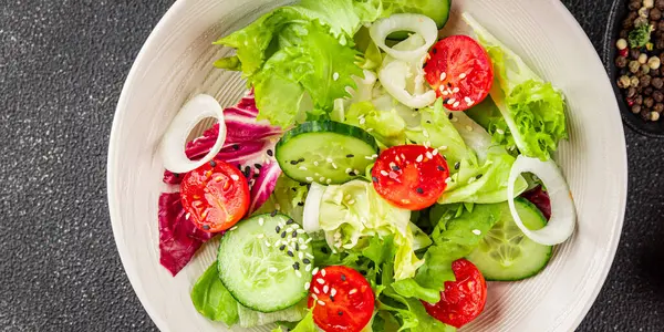 Sebzeli salata, domates, salatalık, marul, yeşil yaprak, marul, soğan mezesi sebze, taze gurme yemek arka plan kırsal gıda üst görünüm fotokopi alanı 