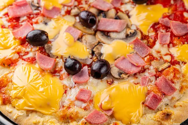 Pizza jambonu, mantarlar, zeytinler, peynir aperatifler sebze tabağı taze gurme yemek arkaplanı masa rustik gıda üst görünümü kopya alanı