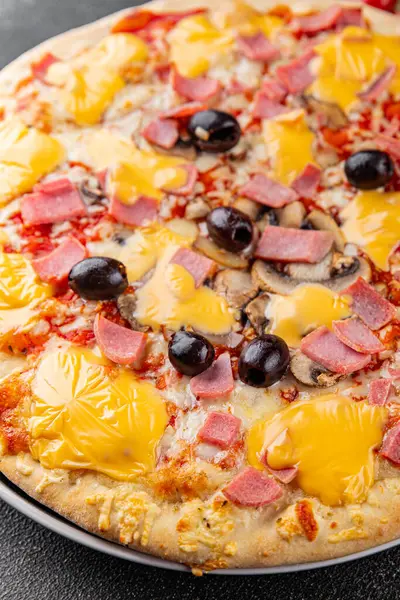 Pizza jambonu, mantarlar, zeytinler, peynir aperatifler sebze tabağı taze gurme yemek arkaplanı masa rustik gıda üst görünümü kopya alanı