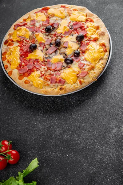 Pizza jambonu, mantarlar, zeytinler, peynir aperatifler sebze tabağı taze gurme yemek arkaplanı masa rustik gıda üst görünümü kopya alanı