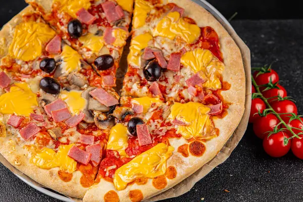 Pizza jambonu, mantarlar, zeytinler, peynir aperatifler sebze tabağı taze gurme yemek arkaplanı masa rustik gıda üst görünümü kopya alanı