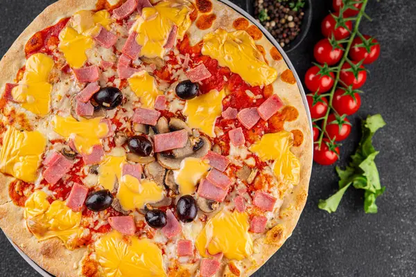 Pizza jambonu, mantarlar, zeytinler, peynir aperatifler sebze tabağı taze gurme yemek arkaplanı masa rustik gıda üst görünümü kopya alanı