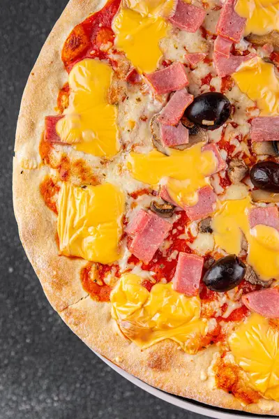 Pizza jambonu, mantarlar, zeytinler, peynir aperatifler sebze tabağı taze gurme yemek arkaplanı masa rustik gıda üst görünümü kopya alanı