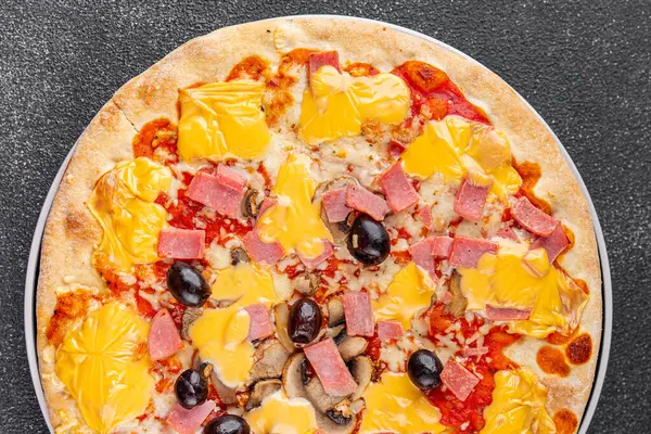 Pizza jambonu, mantarlar, zeytinler, peynir aperatifler sebze tabağı taze gurme yemek arkaplanı masa rustik gıda üst görünümü kopya alanı