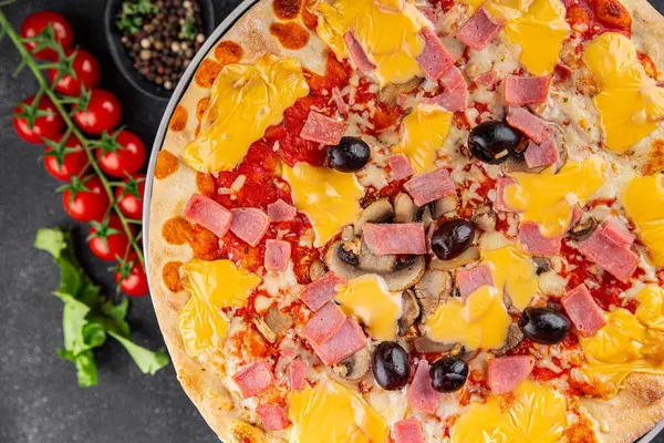 Pizza jambonu, mantarlar, zeytinler, peynir aperatifler sebze tabağı taze gurme yemek arkaplanı masa rustik gıda üst görünümü kopya alanı