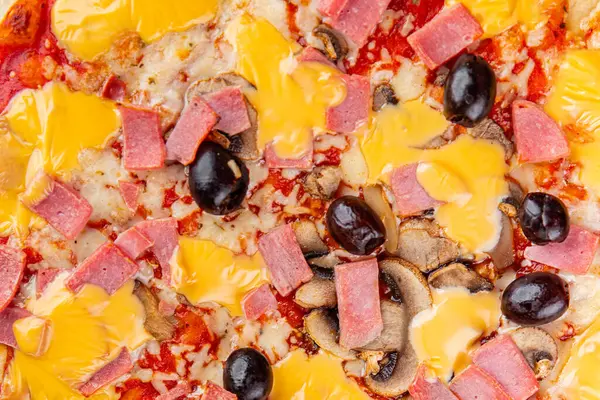 Pizza jambonu, mantarlar, zeytinler, peynir aperatifler sebze tabağı taze gurme yemek arkaplanı masa rustik gıda üst görünümü kopya alanı