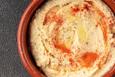 Humus nohut sosu baharatlar iştah açıcı sebzeler taze gurme vejetaryen ve vejetaryen yemek arka planı masa kırsal gıda üst görünümü 