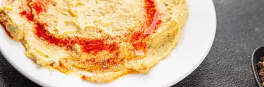 Humus nohut sosu baharatlar iştah açıcı sebzeler taze gurme vejetaryen ve vejetaryen yemek arka planı masa kırsal gıda üst görünümü 