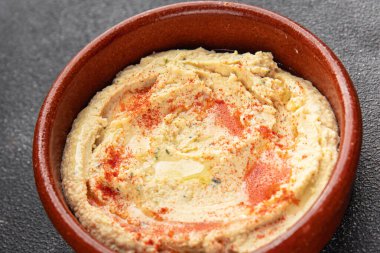 Humus nohut sosu baharatlar iştah açıcı sebzeler taze gurme vejetaryen ve vejetaryen yemek arka planı masa kırsal gıda üst görünümü 