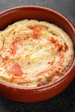 Humus nohut sosu baharatlar iştah açıcı sebzeler taze gurme vejetaryen ve vejetaryen yemek arka planı masa kırsal gıda üst görünümü 
