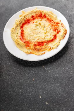 Humus nohut sosu baharatlar iştah açıcı sebzeler taze gurme vejetaryen ve vejetaryen yemek arka planı masa kırsal gıda üst görünümü 