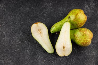 Armut meyvesi olgun sulu tatlı tatlı gurme yemek arka planı masa üzerinde rustik gıda üst görünüm fotokopi alanı