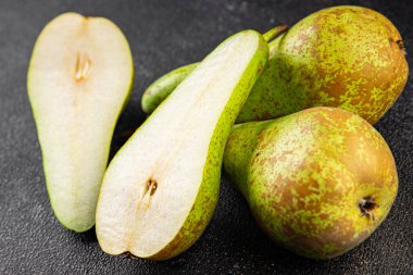 Armut meyvesi olgun sulu tatlı tatlı gurme yemek arka planı masa üzerinde rustik gıda üst görünüm fotokopi alanı