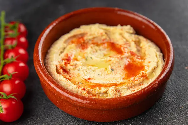 Humus nohut sosu baharatlar iştah açıcı sebzeler taze gurme vejetaryen ve vejetaryen yemek arka planı masa kırsal gıda üst görünümü 