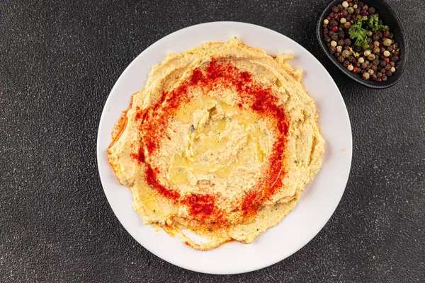 Humus nohut sosu baharatlar iştah açıcı sebzeler taze gurme vejetaryen ve vejetaryen yemek arka planı masa kırsal gıda üst görünümü 