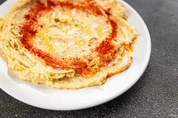 Humus nohut sosu baharatlar iştah açıcı sebzeler taze gurme vejetaryen ve vejetaryen yemek arka planı masa kırsal gıda üst görünümü 