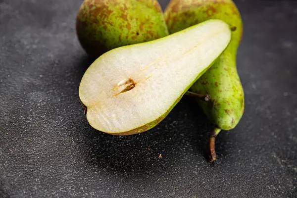 Armut meyvesi olgun sulu tatlı tatlı gurme yemek arka planı masa üzerinde rustik gıda üst görünüm fotokopi alanı