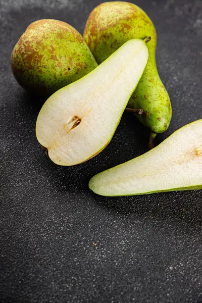 Armut meyvesi olgun sulu tatlı tatlı gurme yemek arka planı masa üzerinde rustik gıda üst görünüm fotokopi alanı