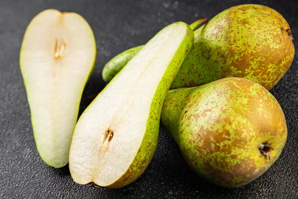 Armut meyvesi olgun sulu tatlı tatlı gurme yemek arka planı masa üzerinde rustik gıda üst görünüm fotokopi alanı