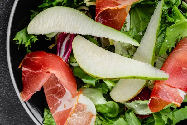 Salata armudu sebze yemeği taze lezzetli gurme yemek arkaplan masa rustik gıda üst görünüm fotokopi alanı