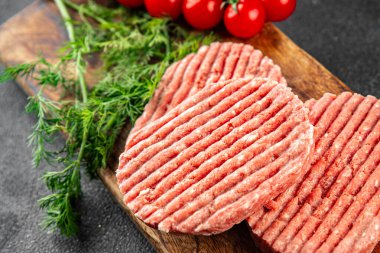 Çiğ et pirzolası domuz eti eti et yemeği organik lezzetli gurme yemek arka planı masa rustik gıda üst görünüm fotokopi alanı