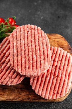 Çiğ et pirzolası domuz eti eti et yemeği organik lezzetli gurme yemek arka planı masa rustik gıda üst görünüm fotokopi alanı