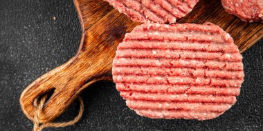 Çiğ et pirzolası domuz eti eti et yemeği organik lezzetli gurme yemek arka planı masa rustik gıda üst görünüm fotokopi alanı