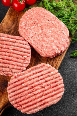 Çiğ et pirzolası domuz eti eti et yemeği organik lezzetli gurme yemek arka planı masa rustik gıda üst görünüm fotokopi alanı