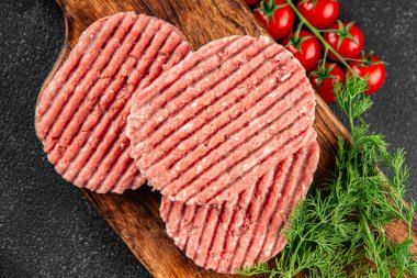 Çiğ et pirzolası domuz eti eti et yemeği organik lezzetli gurme yemek arka planı masa rustik gıda üst görünüm fotokopi alanı