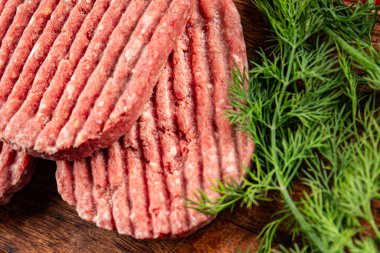 Çiğ et pirzolası domuz eti eti et yemeği organik lezzetli gurme yemek arka planı masa rustik gıda üst görünüm fotokopi alanı